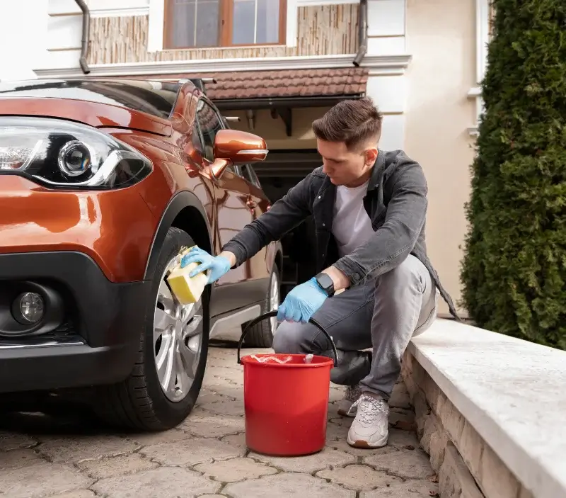 Lavage auto à domicile Saint-André-de-Chalencon : professionnel intervenant sur un véhicule